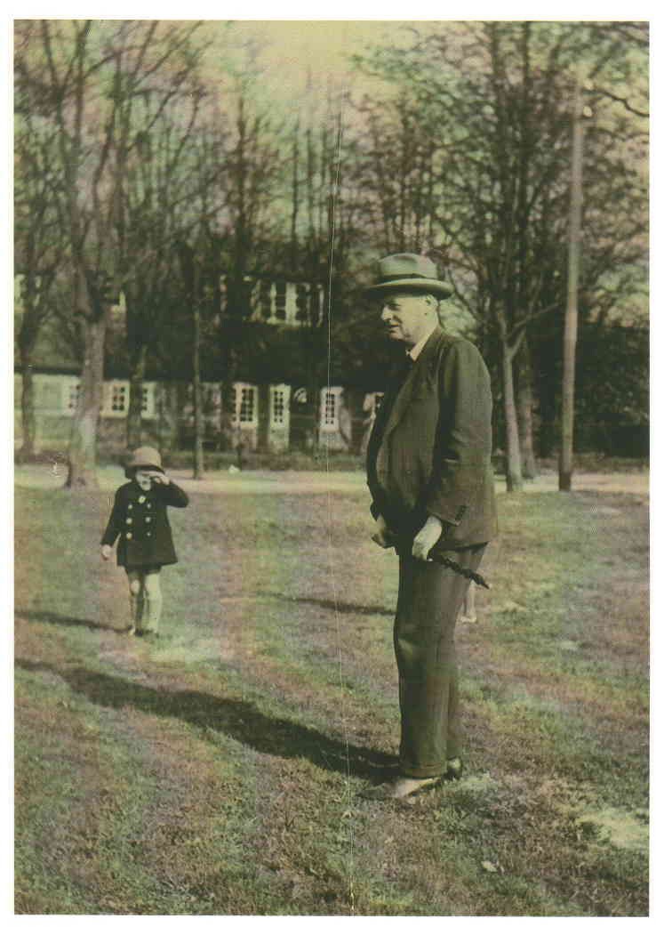 The Hamburg professor and institute director in front of his house in Hamburg-Ohlstedt with his adopted daughter Brigitte in the 2nd half of the 1920s © Private collection.