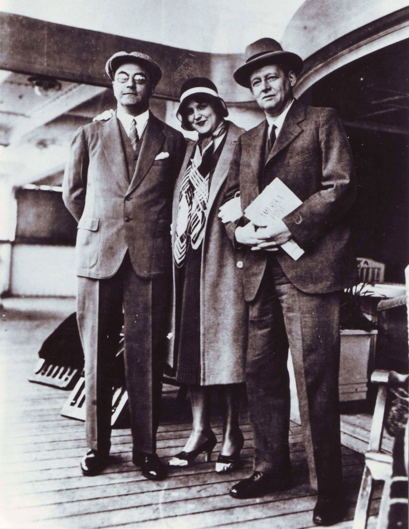 On the transatlantic crossing to New York with her colleague Alfred Vagts in the early 1930s with a copy of the Hamburg-Amerika-Post magazine under her arm © Hamburger Bibliothek für Universitätsgeschichte.
