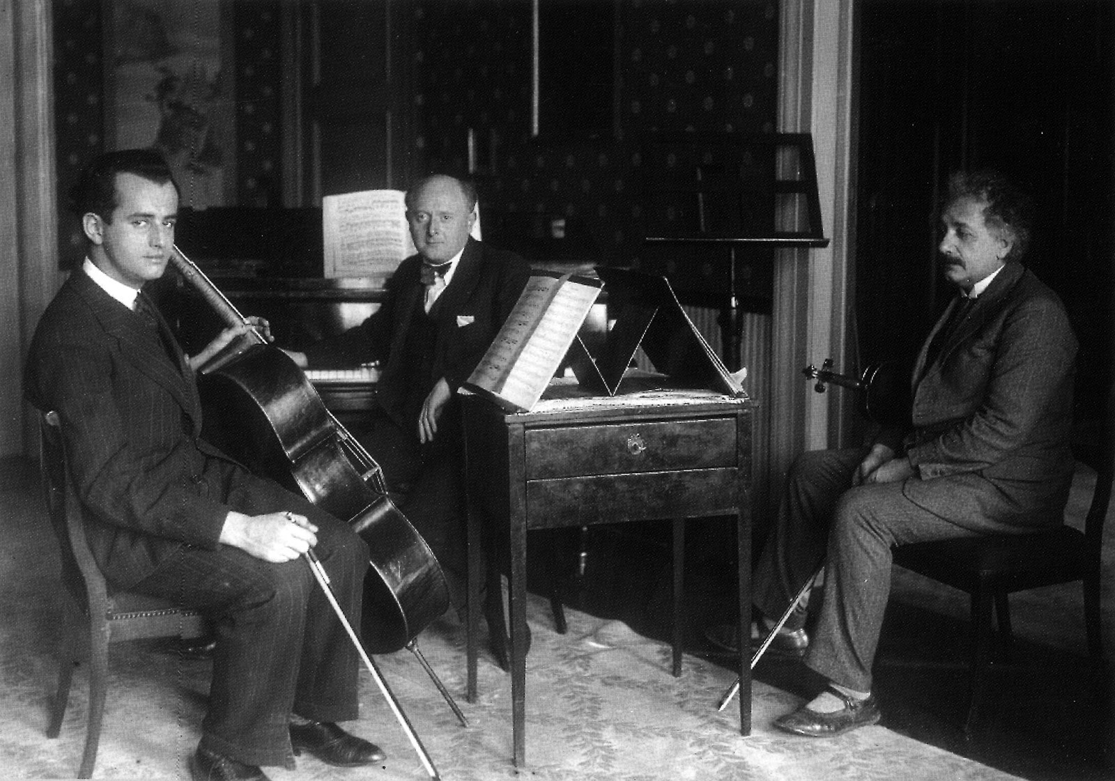 While Francesco von Mendelssohn was trying to make his mark as a professional cellist, Albert Einstein was known to be a dilettante – albeit of debatable talent – on the violin.  They are shown here playing together in the physicist’s flat in Berlin © bpk / Bayrische Staatsbibliothek / Archiv Heinrich Hoffmann.